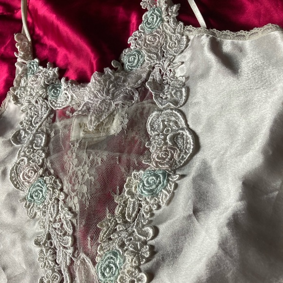 Victoria’s Secret Gold Label White Satin and Lace Teddy with Floral Detail - Picture 9 of 11